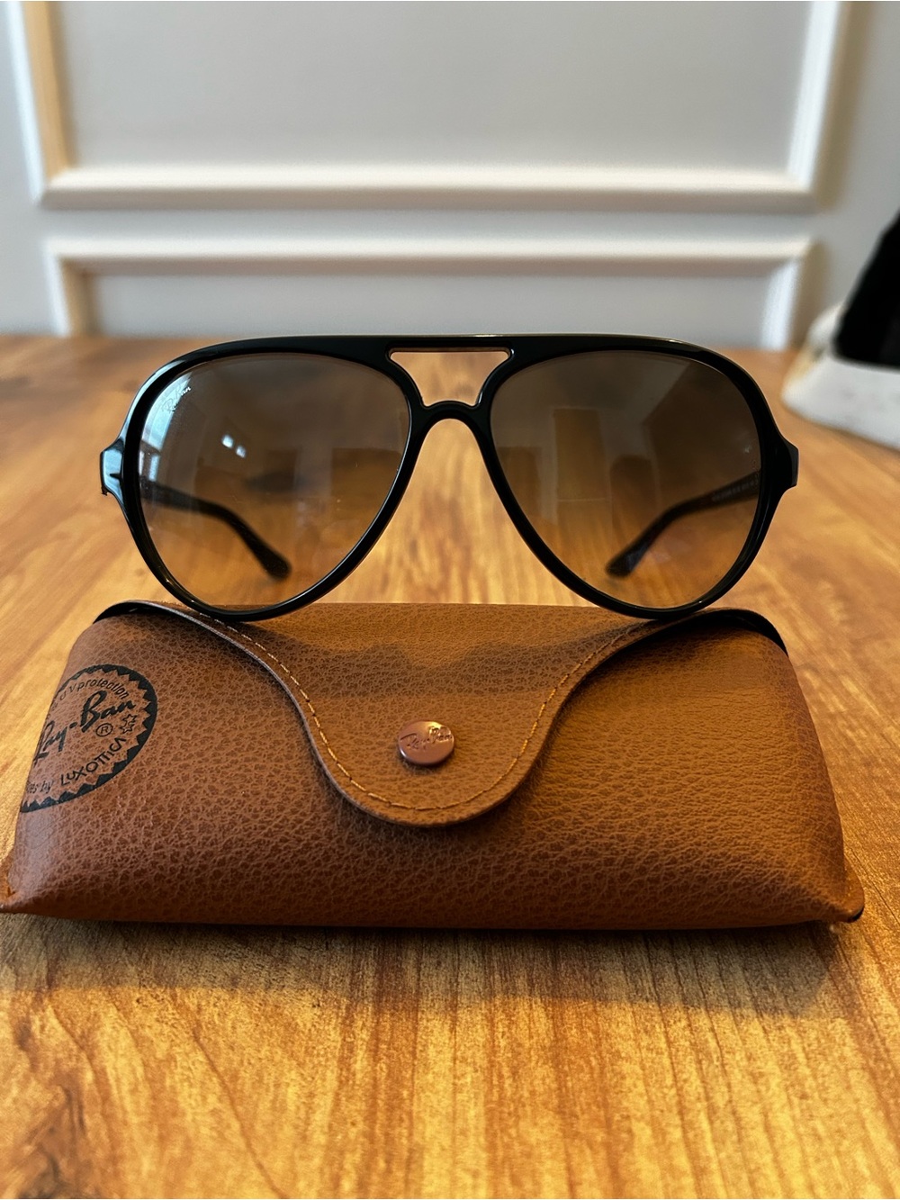 Ray-Ban Black frame sunglasses - Picture 2 of 5